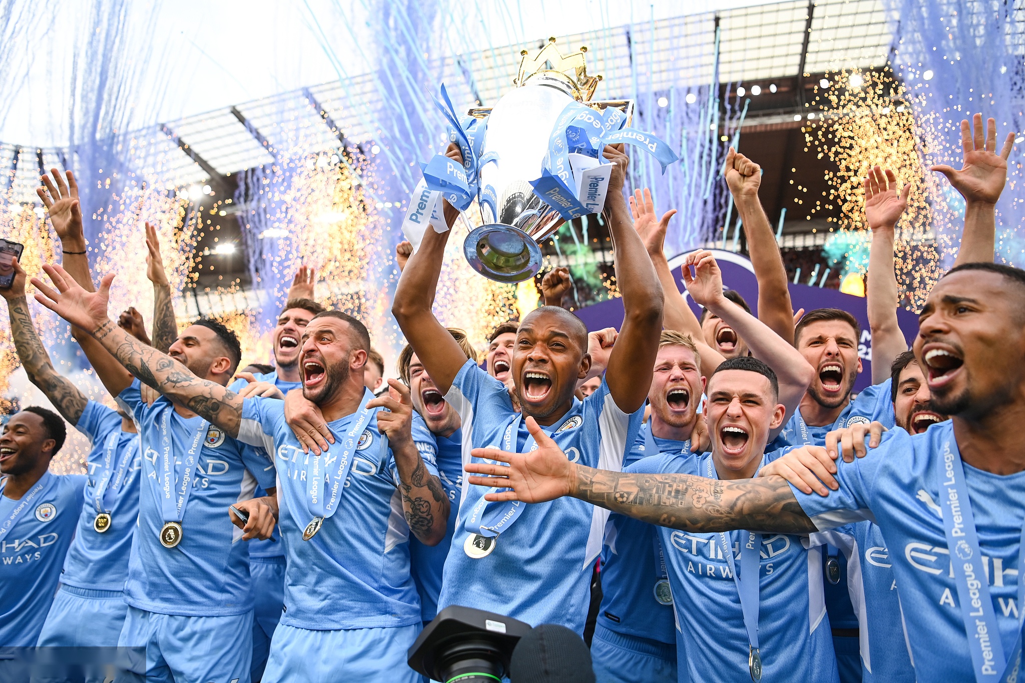 始终如一地 始终如一地